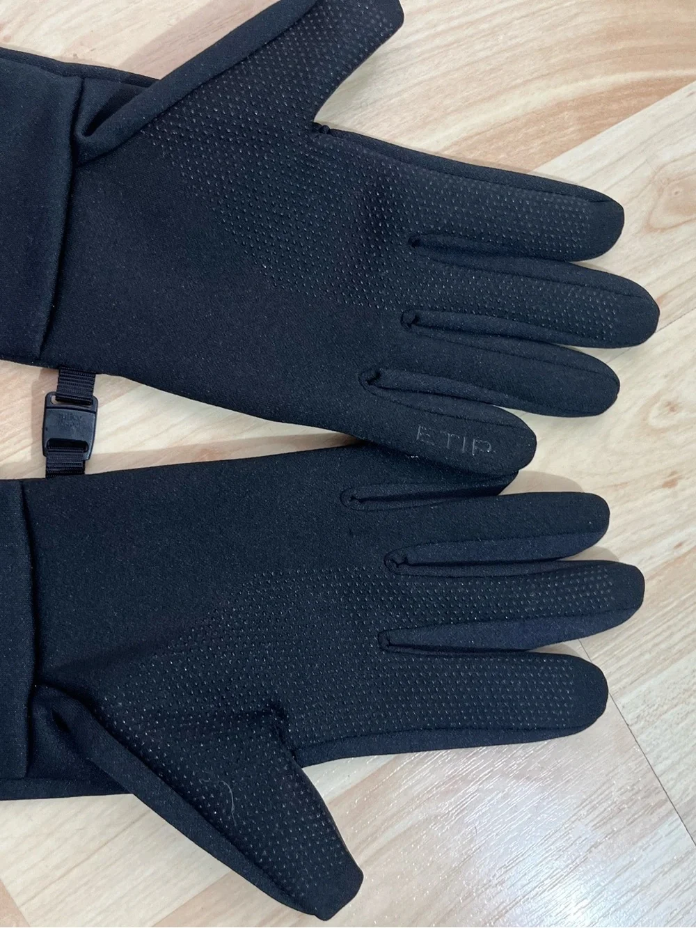 The North Face Etip Recycled Gloves in TNF Black, featuring touchscreen